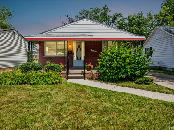 22107 Downing St, Saint Clair Shores, MI 48080