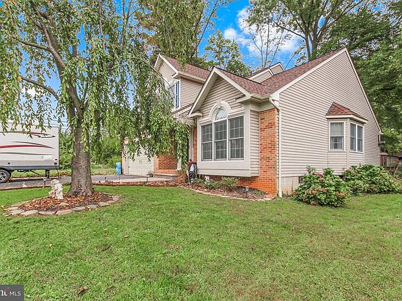2nd image of 719 Woodsyde Cir
