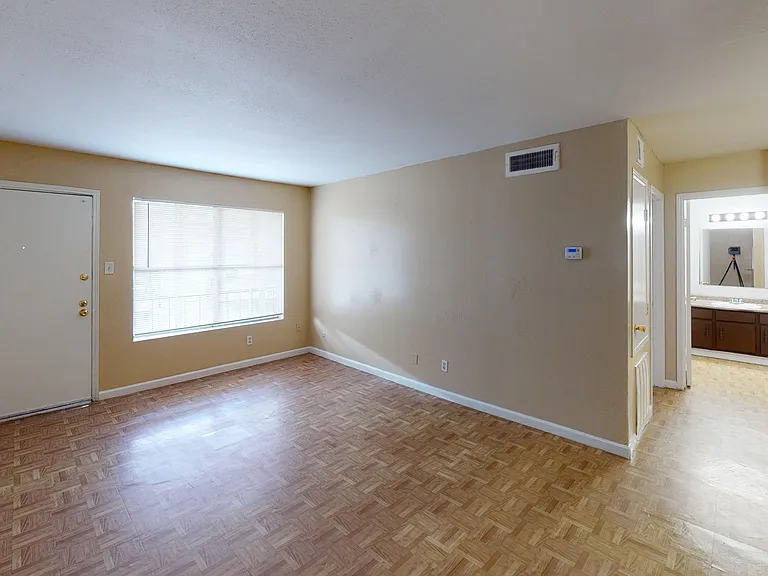 Creekwood Apartments — Photo 32