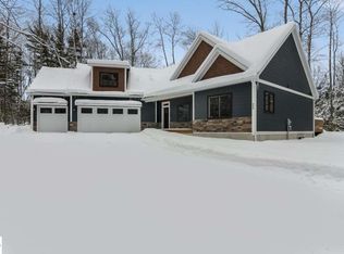 9628 Trappers Trl, Interlochen, MI 49643