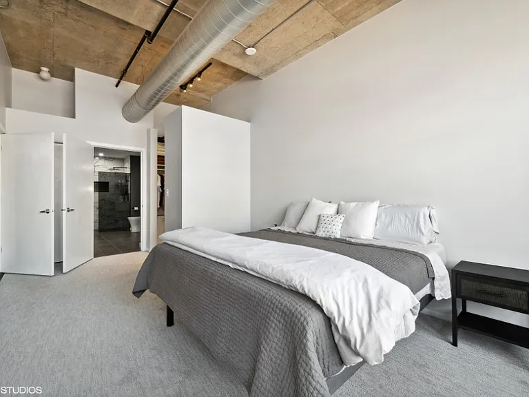 933 W Van Buren St #804 — Photo 13