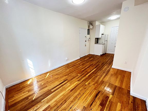 3rd image of 322 E 6th St APT Sre