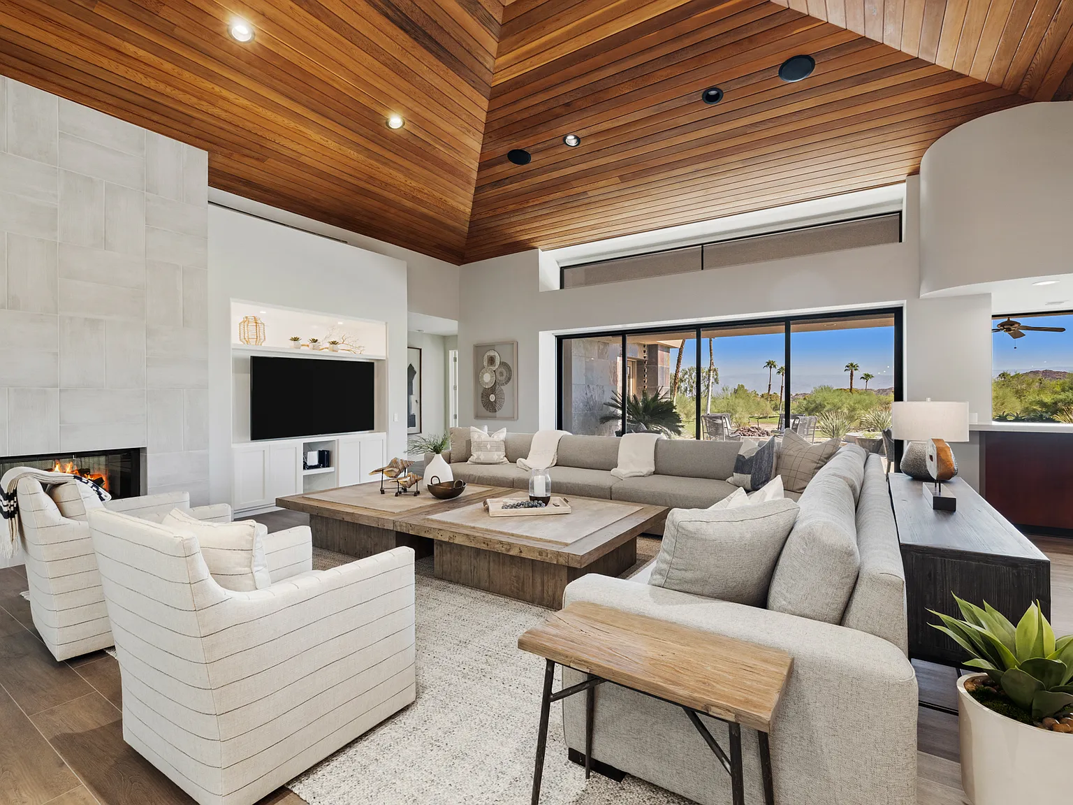 4 bed, 4736 sqft, $40,000 — Photo 2