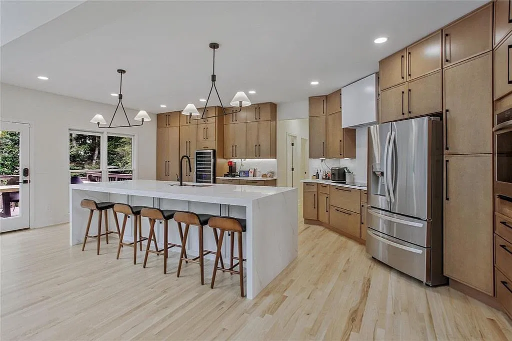 5 bed, 4.0 bath, 3037 sqft, $6,500 — Photo 2