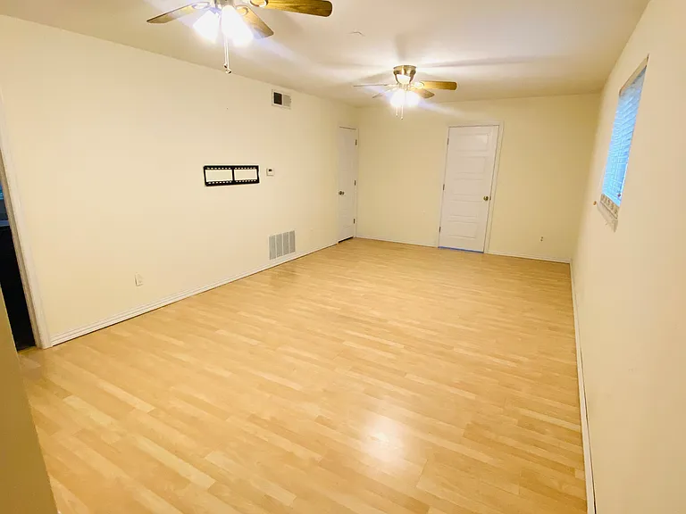209 E Harold St — Photo 10