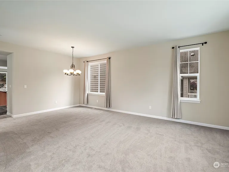 574 Lyons Pl NE — Photo 4