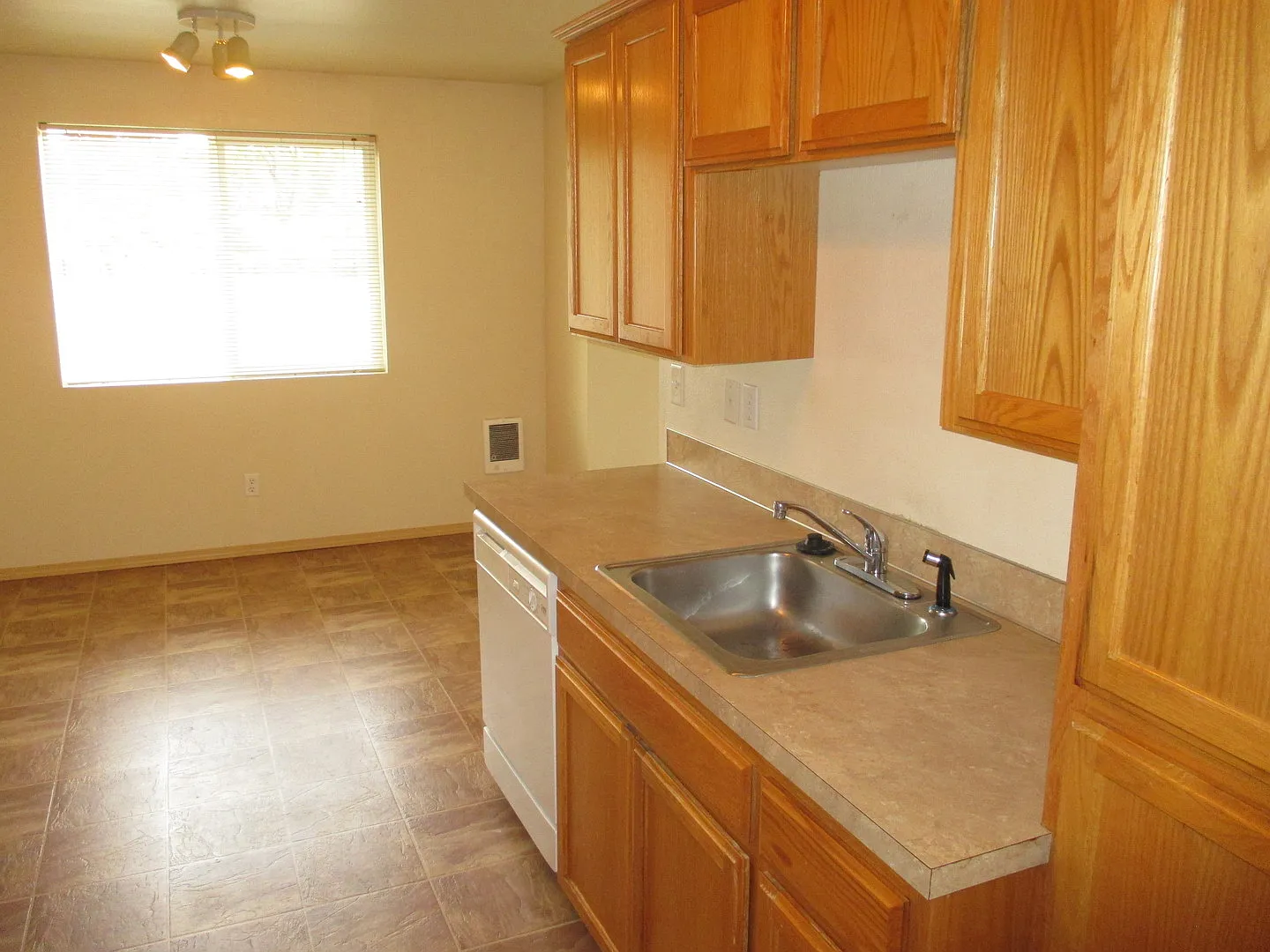 Two Bedroom Apartment in South Salem with New Carpet! — Photo 2