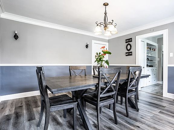 Dining room into kitchen