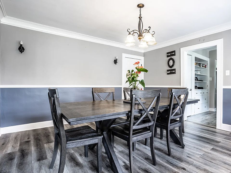 Dining room into kitchen