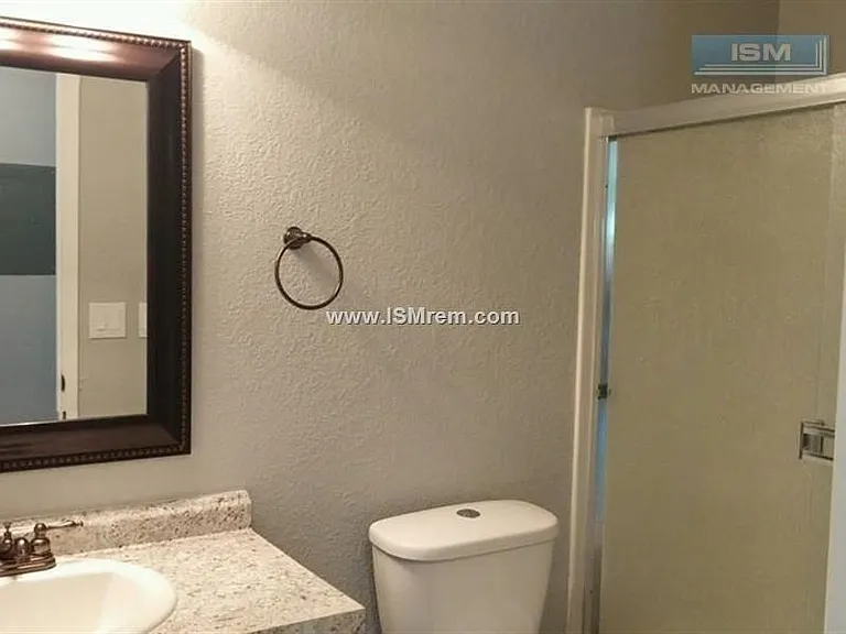 Lake Boulevard Apartment Homes — Photo 9