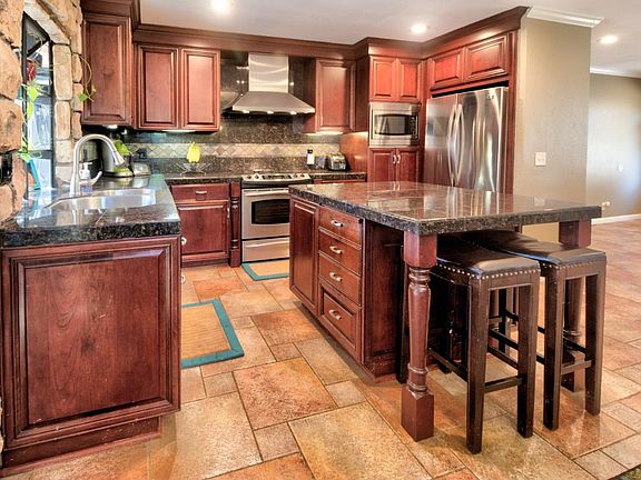 3rd image of 40 Kittery Ct