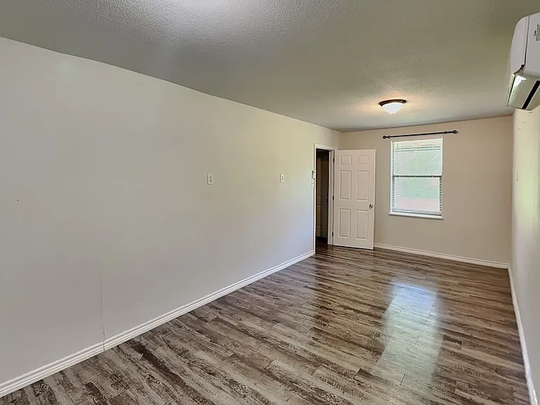 2913 Hunter St — Photo 6