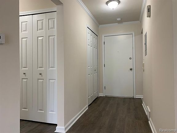 5th image of 925 W Laprairie St #213