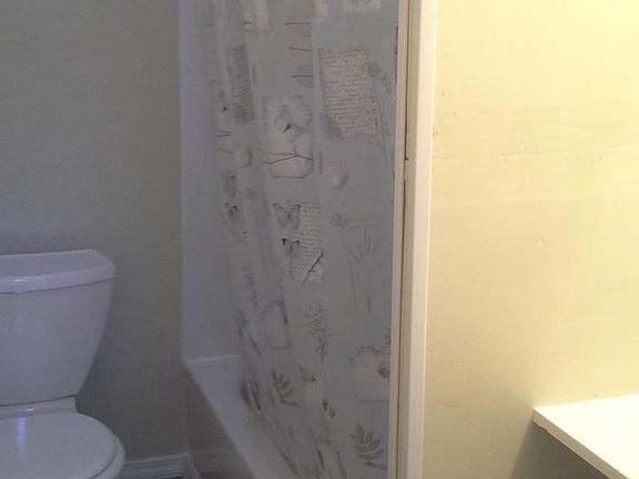 5th image of 408 E Winthrop Ave