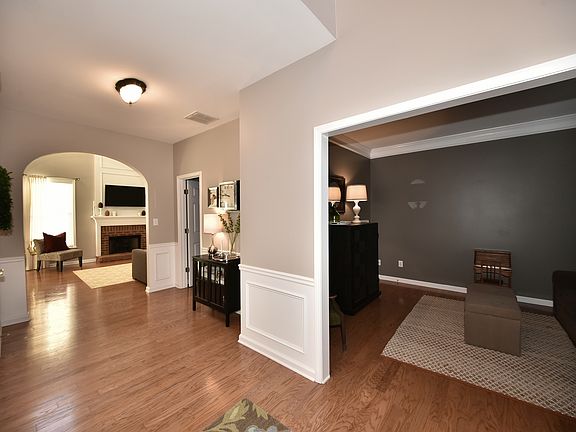 3rd image of 580 Edgehill Pl