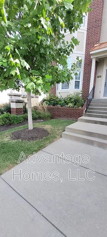 3 bed, 2.5 bath, 1764 sqft, $2,295 — Photo 3