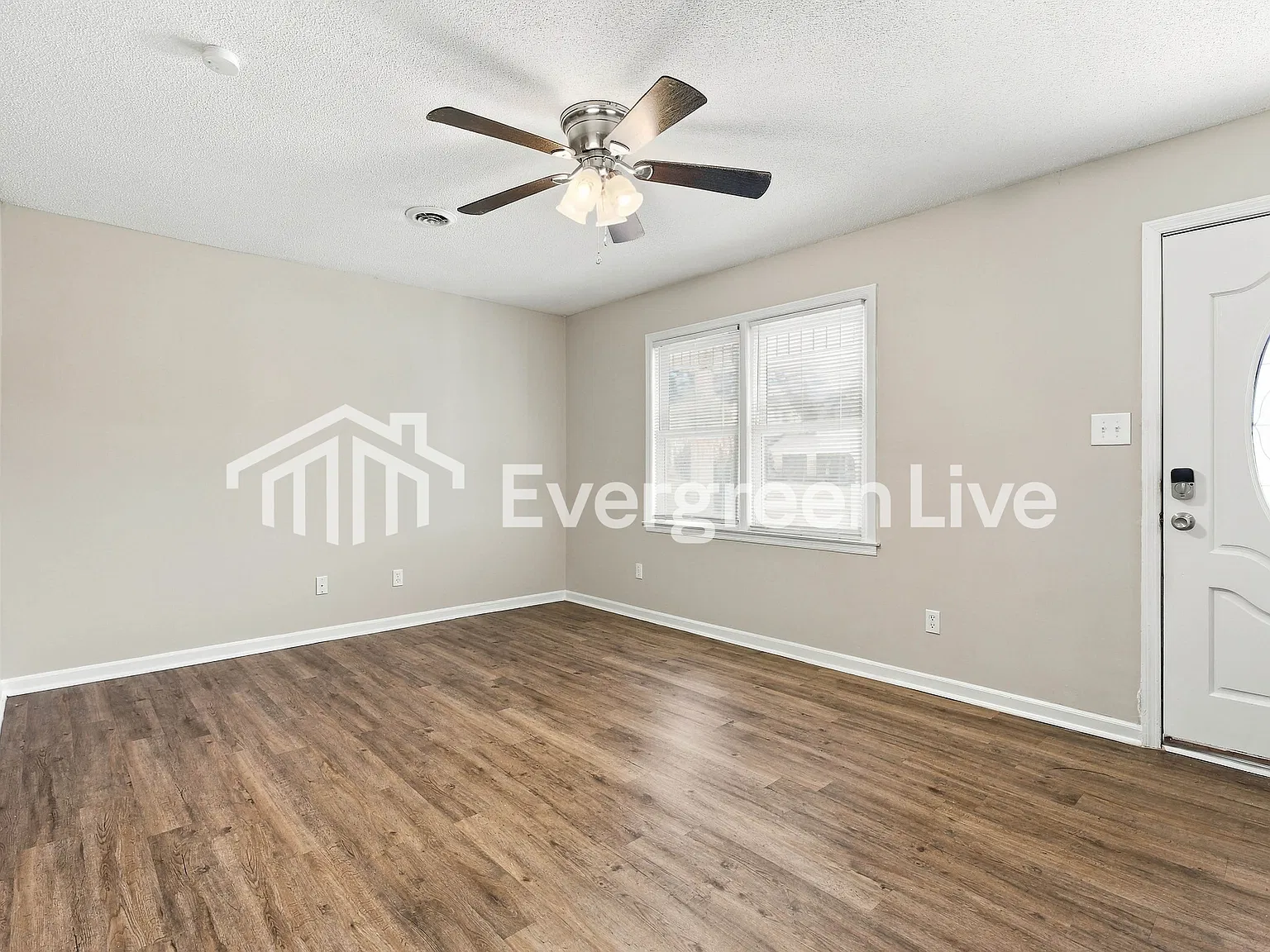 3 bed, 2.0 bath, 1726 sqft, $1,745 — Photo 3