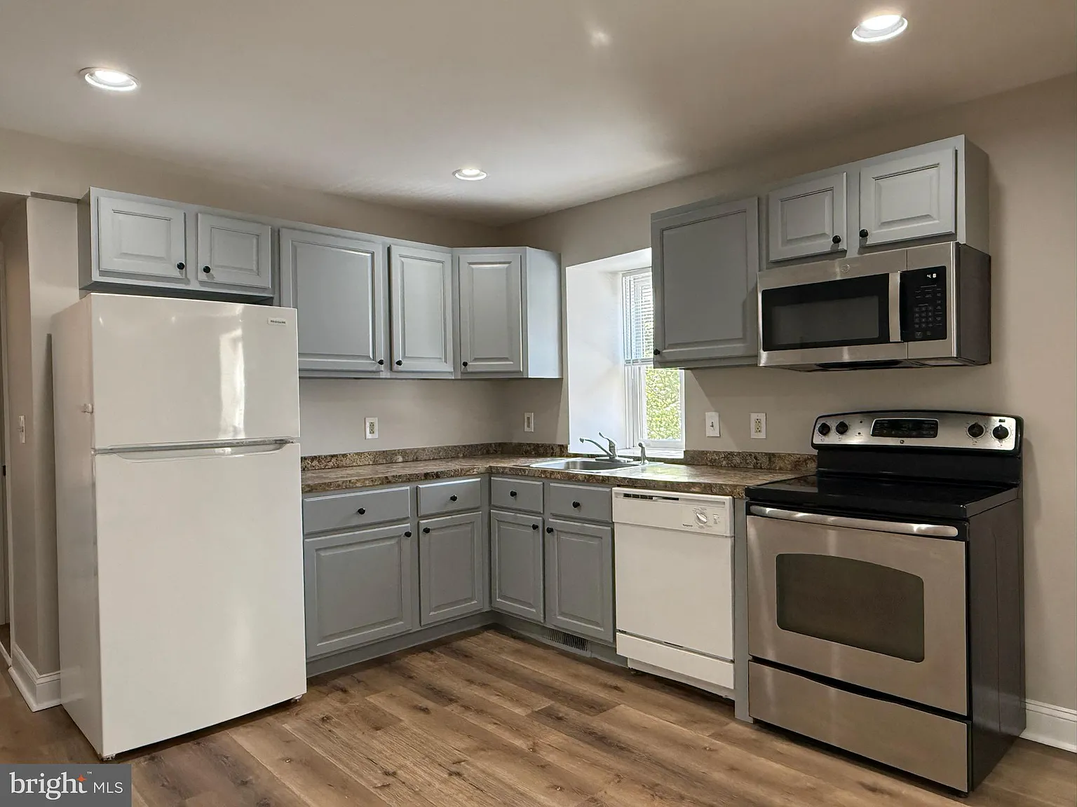 2 bed, 1.0 bath, 1000 sqft, $1,800 — Photo 1