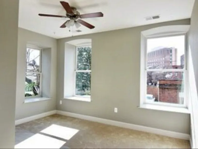 241 W Chase St #3B — Photo 9