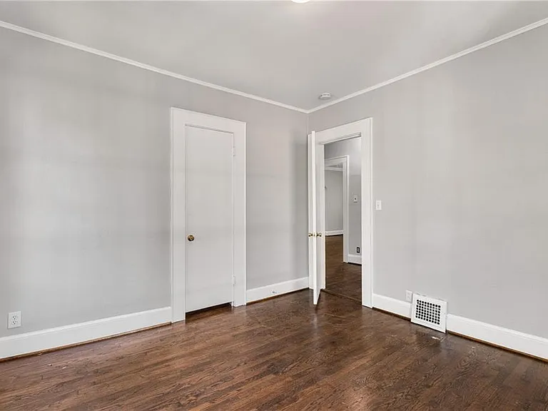 666 Yorkshire Rd NE — Photo 19