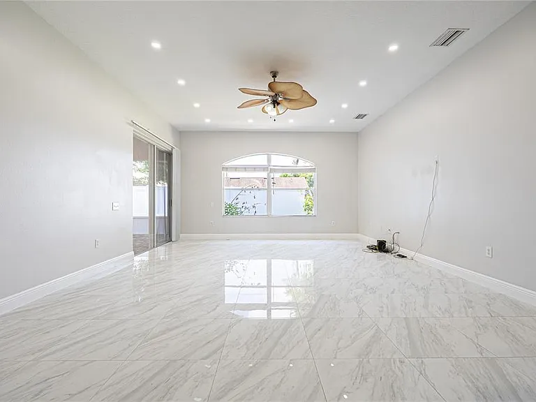 1914 Samantha Ln — Photo 18