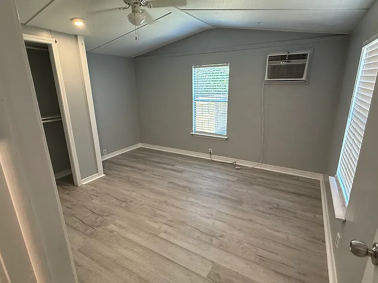 5635 Government Dr — Photo 16