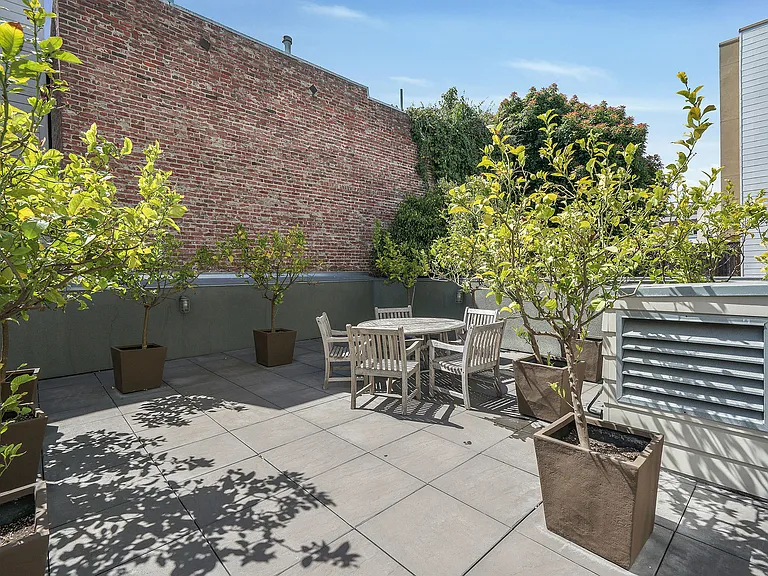 566 S Van Ness Ave #21 — Photo 20