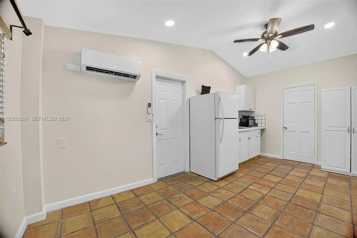 Building Photo - 7941 SW 37th Ter #STUDIO