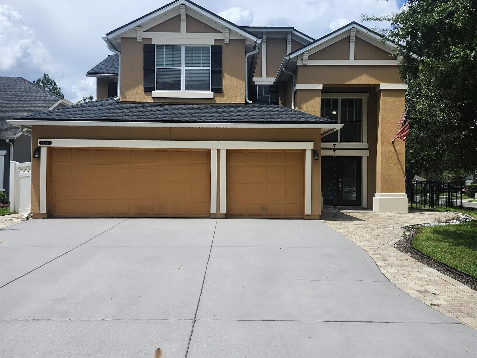 5 bed, 3.0 bath, 2857 sqft, $3,800 — Photo 2