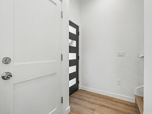 3rd image of 10903 Elm St