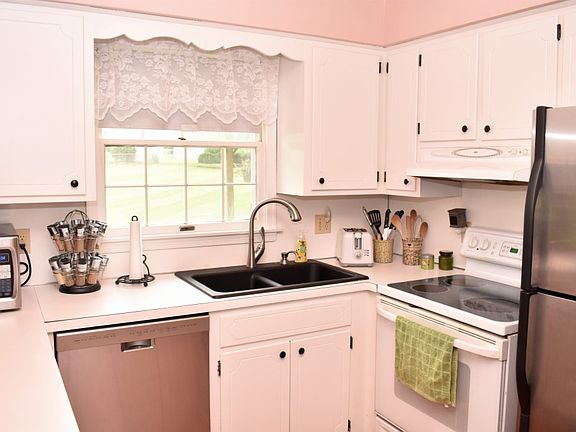 2nd image of 434 Dogwood Ln