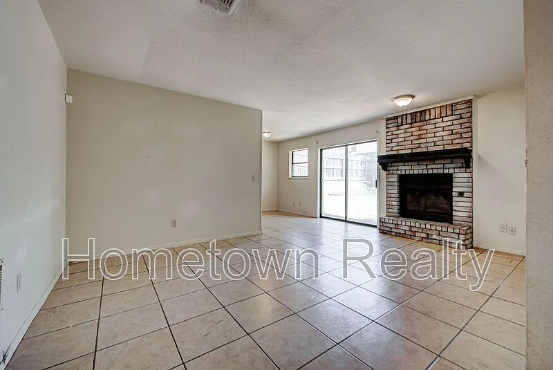 3 bed, 2.0 bath, 1233 sqft, $1,395 — Photo 3