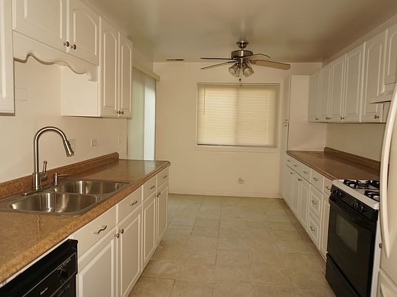 5th image of 271 Elmwood Ln