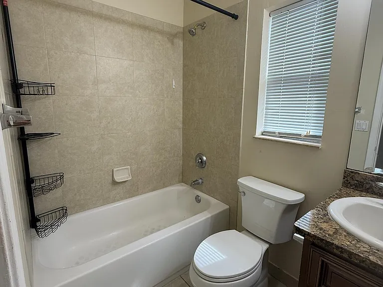 578 NE 20th St #10-E — Photo 9