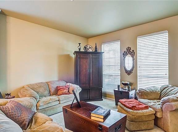 3rd image of 727 Monterey Dr