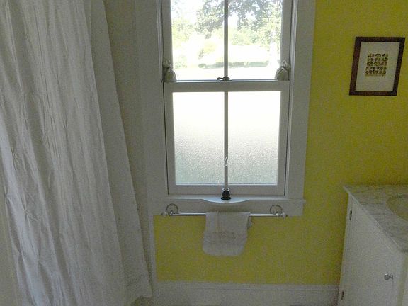 Main floor full bathroom