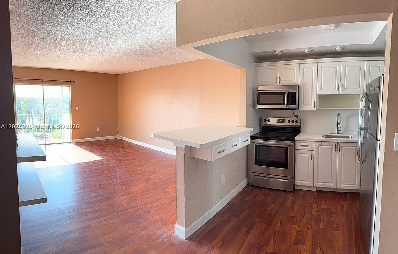 South Shore Condo — Photo 1