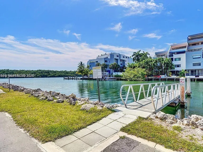 400 Kings Point Dr #320 — Photo 4