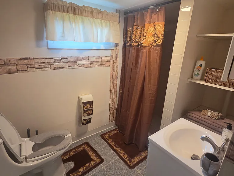 477 Berriman St — Photo 2
