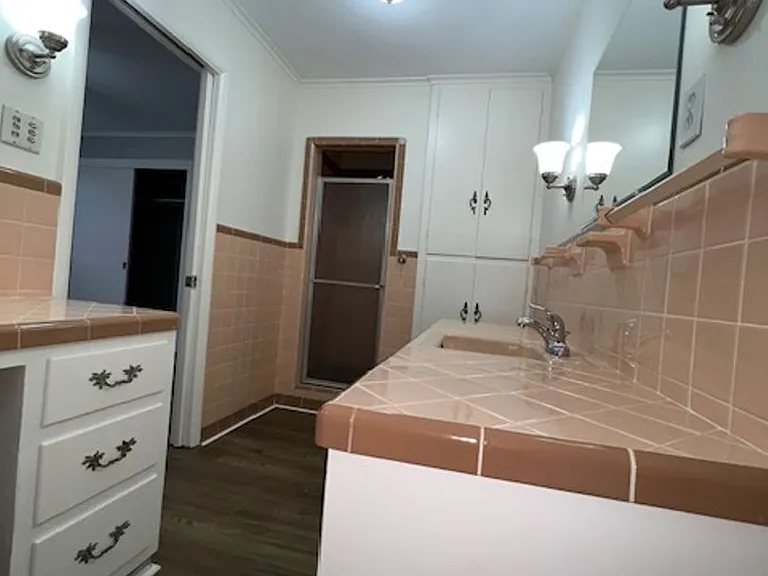 2524 W Hillsboro St — Photo 27