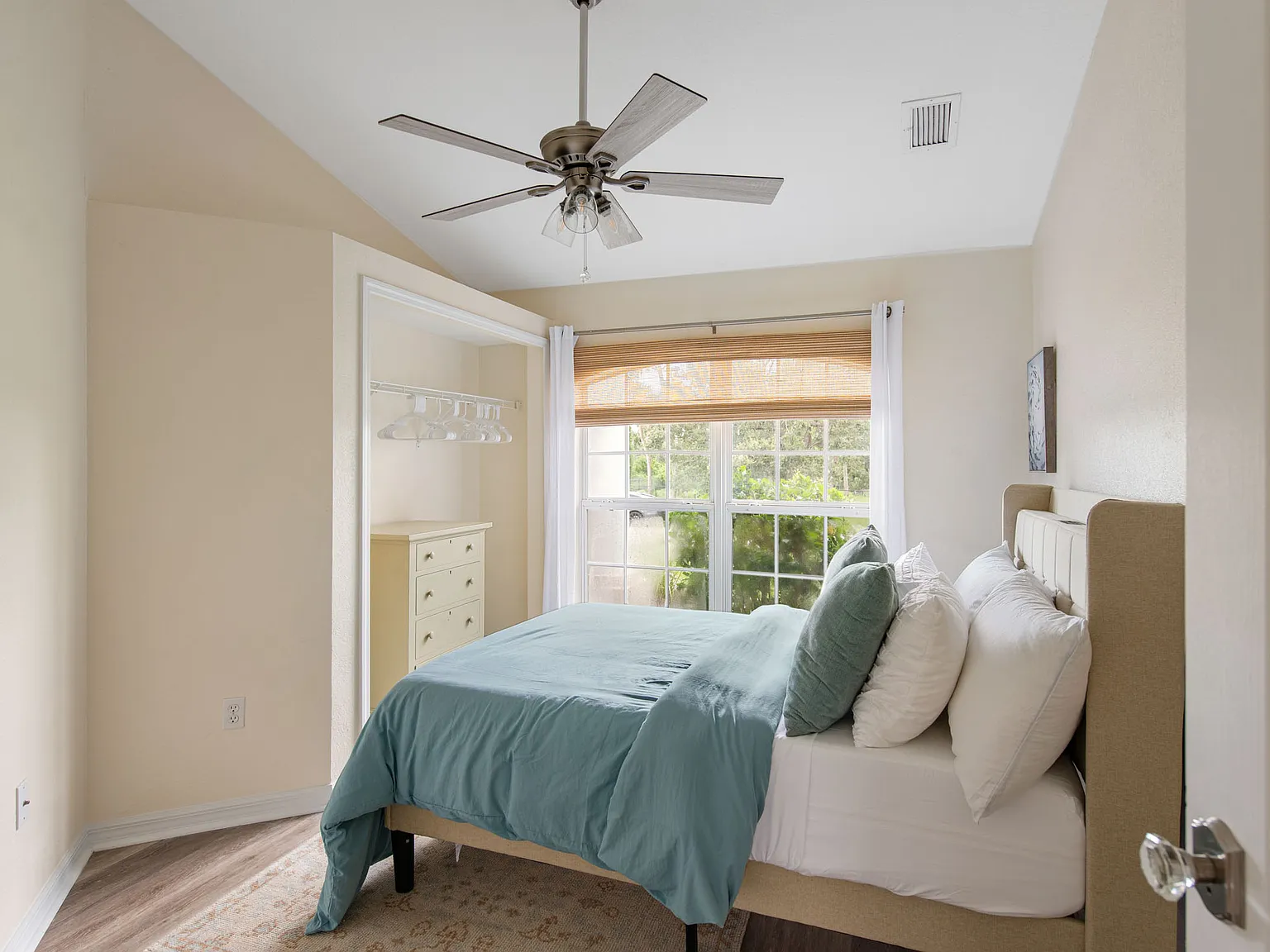 5 bed, 2382 sqft, $4,995 — Photo 3