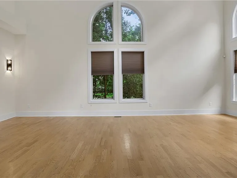 3228 Silver Lake Dr NE — Photo 2