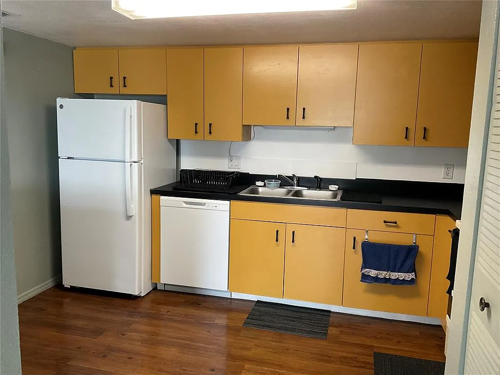 2 bed, 2.0 bath, 885 sqft, $1,400 — Photo 3