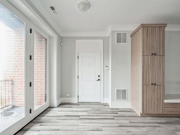 2nd image of 2819 N Lincoln Ave #2