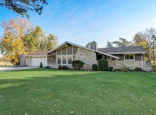 1800 S Canary Ln, New Berlin, WI 53151