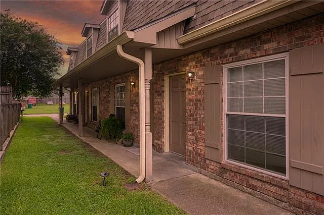 2 bed, 1.5 bath, 1280 sqft, $1,300 — Photo 3