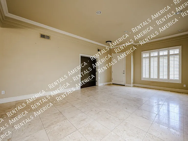 2211 W Olive Way — Photo 6