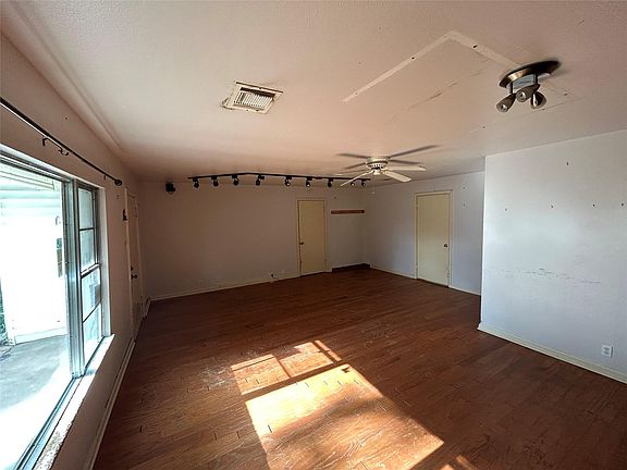 5th image of 210 Baker Dr