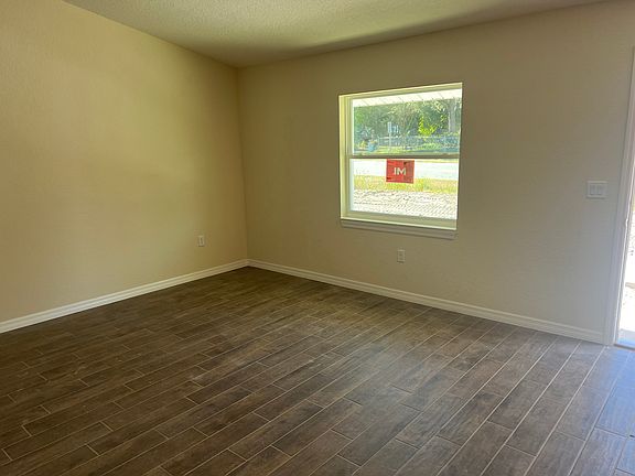 Living Room/Entry Area