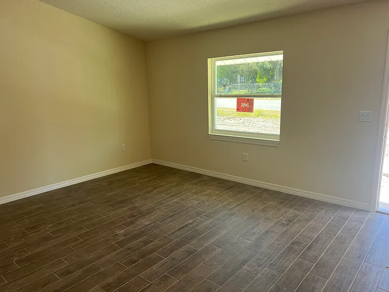 Living Room/Entry Area